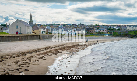 Plage de Thurso dans un ciel nuageux après-midi d'été, Caithness, en Écosse. Banque D'Images