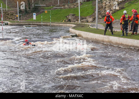 Lancashire agents d'incendie et de sauvetage lors d'un exercice d'entraînement à l'eau Barrage Tees Blanc International Center à Stockton on Tees, Angleterre, Royaume-Uni Banque D'Images