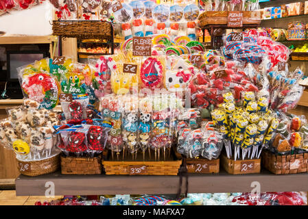 Un grand choix de bonbons sur des bâtons en vente dans le marché de la boqueria, Barcelone, Espagne Banque D'Images