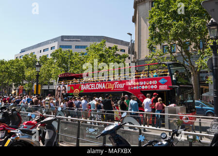 Les touristes de monter dans un double decker bus Tour de la ville de Barcelone à Barcelone, Espagne Banque D'Images