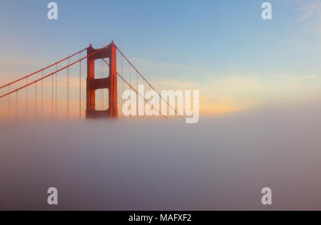 Le Golden Gate Bridge est un popuar destination touristique à San Francisco en Californie. Banque D'Images