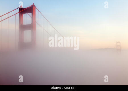 Le Golden Gate Bridge est un popuar destination touristique à San Francisco en Californie. Banque D'Images