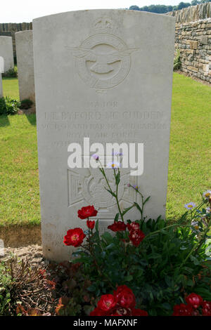 La tombe de James T Byford McCudden, VC, DSO, MC & Bar & Bar, MM dans le cimetière britannique de Wavans, Baladou, le nord de la France. Banque D'Images