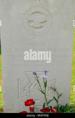 La tombe de James T Byford McCudden, VC, DSO, MC & Bar & Bar, MM dans le cimetière britannique de Wavans, Baladou, le nord de la France. Banque D'Images