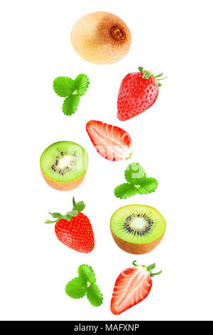 Vol isolé des fruits. Fraise et kiwi baisse isolé sur fond blanc avec clipping path comme un packaging design et la publicité. Banque D'Images