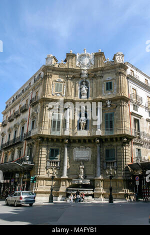 Quatro Canti (connu sous le nom de la Piazza Vigliena) est un carré Baroque de Palerme Italie Banque D'Images