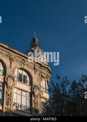 Vue verticale de l'édifice du patrimoine du 19ème siècle dans le centre de Narbonne Banque D'Images