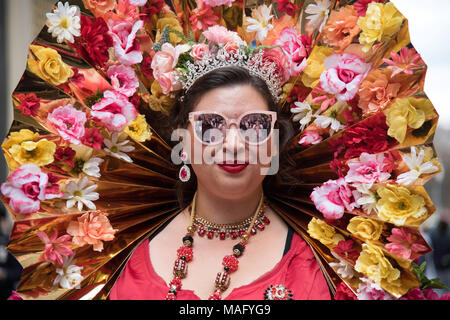 New York, NY, USA - 2018/04/01 : New York City Easter Bonnet Parade sur la 5e Avenue à Manhattan Banque D'Images