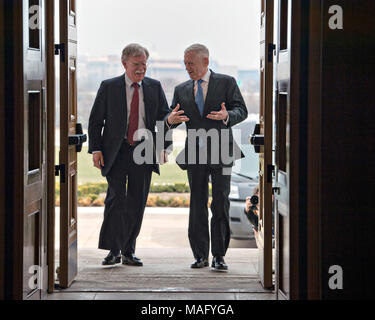 Le secrétaire américain à la Défense, James Mattis, droite, escorte le nouveau Conseiller pour la sécurité nationale, John Bolton à l'arrivée au Pentagone le 29 mars 2018 à Arlington, en Virginie. Banque D'Images