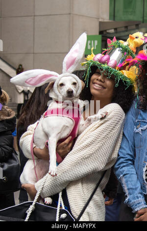 New York, NY, USA - 2018/04/01 : New York City Easter Bonnet Parade sur la 5e Avenue à Manhattan Banque D'Images