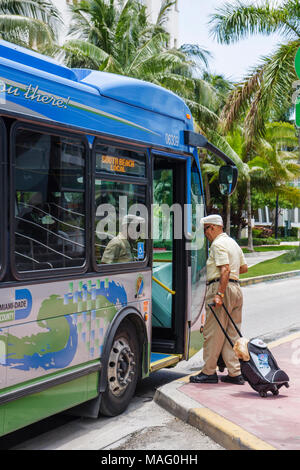 Miami Beach Florida, Miami Dade Metrobus, South Beach local, transport en commun, transport en commun, bus, autocar, arrêt, navette, navetteurs, embarquement, latin hispanique Banque D'Images