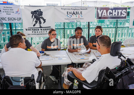 Miami Florida,Coconut Grove,No Barriers Festival,handicapés,handicap physique,fauteuil roulant,Noir,femme hispanique femmes,filles,enfants Banque D'Images