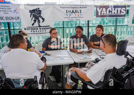 Miami Florida,Coconut Grove,Shake a Leg Miami,No Barriers Festival,handicapés handicapés besoins spéciaux,handicap physique,fauteuil roulant,Noir Banque D'Images