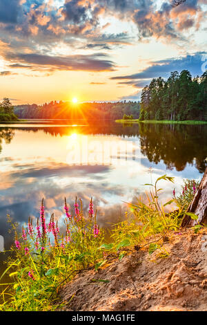 Magnifique coucher de soleil sur le lac Banque D'Images