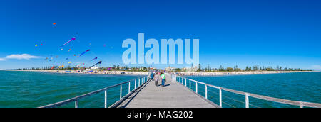 Adelaide, Australie - 31 mars 2018 : Adelaide International Kite Festival au vu de la plage de sémaphore jetée. Cas rassemblés cerfs-volistes f Banque D'Images