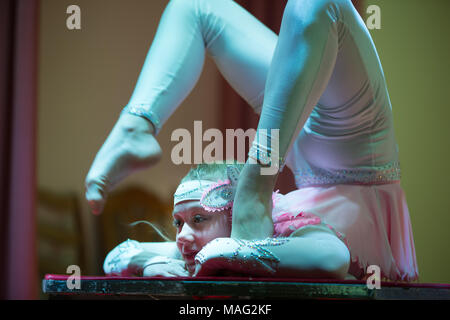 Biélorussie, Minsk, le 30 janvier 2018. Bibliothèque régionale de Gomel. Discours de la circus Abel.fille souple gymnaste. Banque D'Images