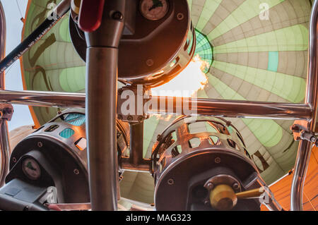 L'air chaud soufflé dans un ballon à air chaud, par-dessous, Catalogne, Espagne Banque D'Images