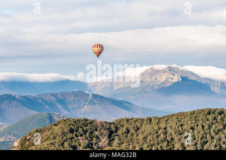 Ballon à air chaud avec les Pyrénées en arrière-plan, jour nuageux, Catalogne, Espagne Banque D'Images