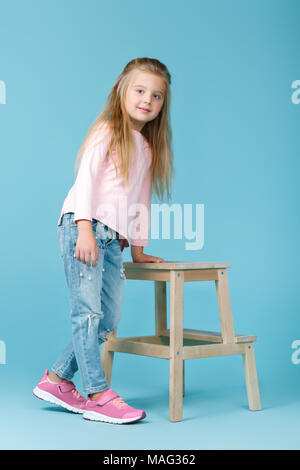 Petite fille en rose sweater Banque D'Images