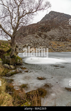 Ogwen Llyn congelé et Pen An Wen Ole dans la montagne, au nord du Pays de Galles Snowdonia Banque D'Images