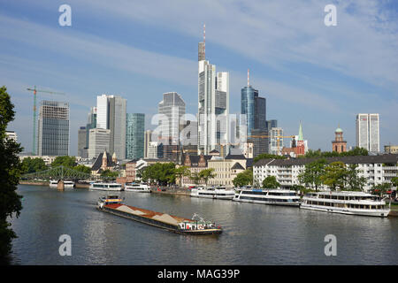 Freighter de la rivière principale, fameux toits de Francfort, des bateaux de plaisance à l'embarcadère, l'Allemagne, Francfort, Allemagne Banque D'Images