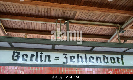 La station historique signe à Berlin-Zehlendorf S-Bahn comuter gare de Berlin, Allemagne. Banque D'Images