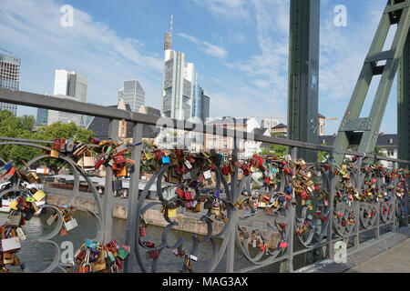 Cadenas à l'Eiserner Steg' (fer passerelle, pont de fer), un style néo-gothique, Love-Lock Pont-pont, Frankfurt am Main, Allemagne, Banque D'Images