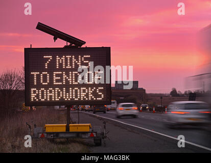 Numérique à énergie solaire pour les conducteurs routiers montrant 7 minutes 1 heure en fin de travaux routiers leeds united kingdom Banque D'Images