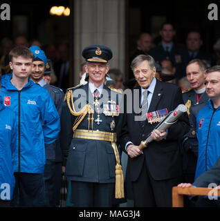 Chef du personnel de l'aviation avec des anciens combattants de la Royal Air Force, le Commodore de l'air (retraité) Charles Clarke au début de la RAF100 relais dans Londres. Banque D'Images