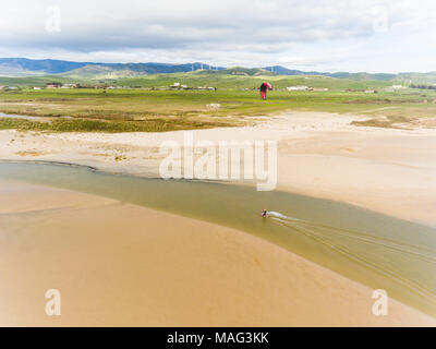 Le kitesurf à Tarifa, Los Lances, Costa de la Luz, Cadix, Andalousie, espagne. Banque D'Images