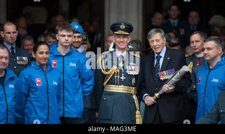 Chef du personnel de l'aviation avec des anciens combattants de la Royal Air Force, le Commodore de l'air (retraité) Charles Clarke au début de la RAF100 relais dans Londres. Banque D'Images