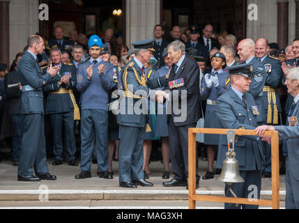 Chef du personnel de l'aviation avec des anciens combattants de la Royal Air Force, le Commodore de l'air (retraité) Charles Clarke au début de la RAF100 relais dans Londres. Banque D'Images