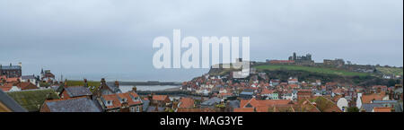 Vue panoramique sur Whitby - un port de pêche historique sur la côte de la mer du Nord du Yorkshire célèbre pour le capitaine Cook, la chasse à la baleine et des harengs. Banque D'Images