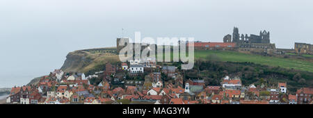 Vue panoramique sur Whitby - un port de pêche historique sur la côte de la mer du Nord du Yorkshire célèbre pour le capitaine Cook, la chasse à la baleine et des harengs. Banque D'Images