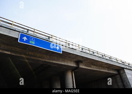 Bleu Blanc signe de route sur Bridge contre Ciel d'été Banque D'Images