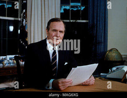 Washington, DC., USA, le 27 février 1991, le président George H. W. Bush est assis à son bureau dans le bureau ovale comme il livre son discours à la nation sur la suspension de l'offensive des Alliés les opérations de combat dans le golfe Persique. Credit : Mark Reinstein/MediaPunch Banque D'Images