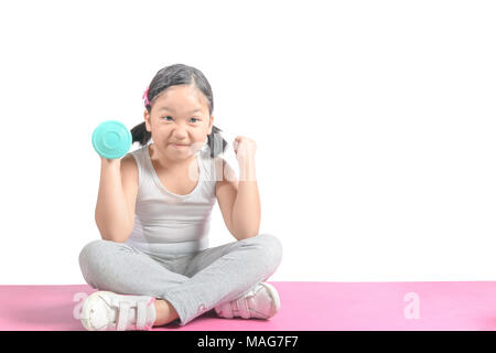 Cute asian girl holding dumbbell isolé sur fond blanc, l'alimentation et l'exercice d'une bonne santé concept Banque D'Images