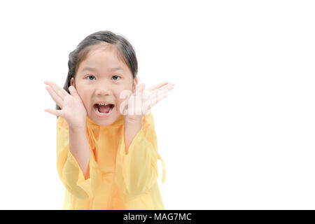 Happy girl porte un imperméable jaune sourire isolé sur fond blanc avec copie espace concept drôle et mignon, Banque D'Images