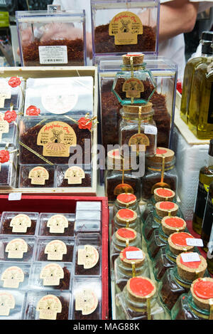 Bocaux et boîtes de brins de safran en vente dans le marché couvert de la Boqueria près de La Rambla, Barcelone, Espagne Banque D'Images