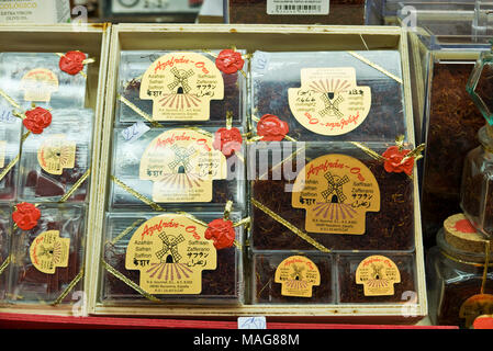 Boîtes de brins de safran en vente dans le marché couvert de la Boqueria près de La Rambla, Barcelone, Espagne Banque D'Images