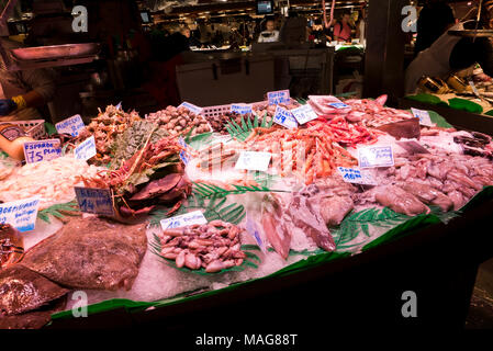 Comptoir de fruits de mer au marché couvert de la Boqueria près de La Rambla, Barcelone, Espagne Banque D'Images