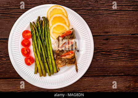 Filet de sandre rôti aux asperges et au citron Banque D'Images