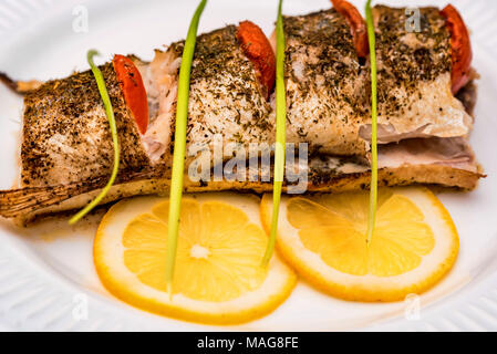 Filet de sandre rôti aux asperges et au citron Banque D'Images