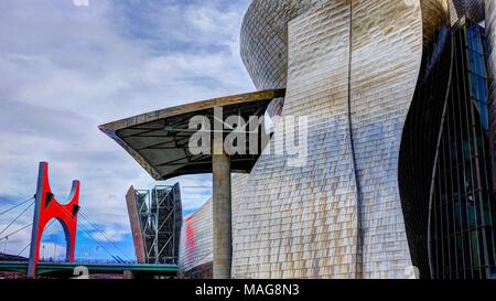 Musée Guggenheim a daigné par Frank O. Gehry et 'La Salve' Bridge en arrière-plan, Bilbao, Pays Basque, Espagne Banque D'Images