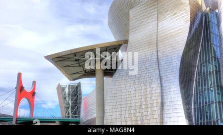 Musée Guggenheim a daigné par Frank O. Gehry et 'La Salve' Bridge en arrière-plan, Bilbao, Pays Basque, Espagne Banque D'Images