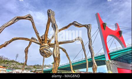 Pont de La Salve par Buren et araignée Sculpture par Elizabeth Bourgeois, Bilbao, Pays Basque, Espagne Banque D'Images