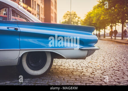 Un vieux millésime voiture près de warehouse district de Hambourg. Speicherstadt Banque D'Images
