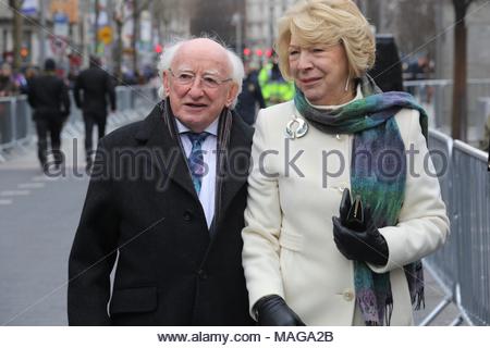 Dublin, Irlande. 1er avril 2018. La hausse 1916 Pâques cérémonie a lieu à Dublin. Le président irlandais Michael D. Higgins, et sa femme Sabina dans O'Connell Street Dublin après la cérémonie pour commémorer l'Easter 1916 en hausse. L'augmentation est considérée comme un événement majeur dans la lutte pour la liberté de la Grande-Bretagne Crédit : reallifephotos/Alamy Live News Banque D'Images