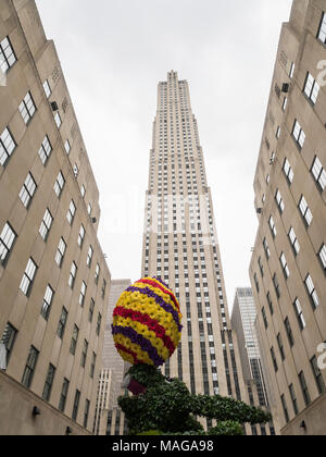 New York, USA. 1er avril 2018. Lapin de Pâques avec des oeufs de Pâques en face du Rockefeller Center, Manhattan Crédit : Sam Aronov/Alamy Live News Banque D'Images