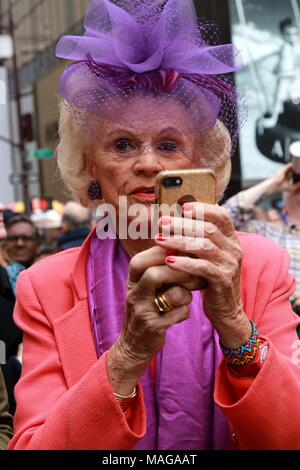 New York City, New York, USA. 1er avril 2018. Le défilé de fin d'année a attiré une grande foule de tous âges et de partout dans le monde avec la bohème habillés en costumes colorés, les oreilles de lapin et ''" l'attend toujours ''" chapeaux et bonnets de créatif. L'Easter Parade et bonnet festival a été rendu célèbre par la chanson de Irving Berlin, ''Easter Parade, '' en 1933. La chanson a été plus tard dans le film ''Easter Parade'' avec Judy Garland et Fred Astaire. Credit : Ronald G. Lopez/ZUMA/Alamy Fil Live News Banque D'Images